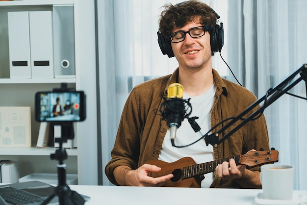 Influencer zingt met gitaarspel naar fanclub op sociale media telefoon Gusher