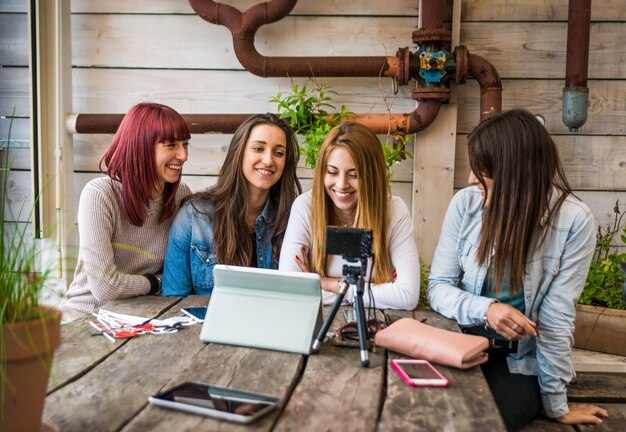 Foto influencers vloggen vanuit huis