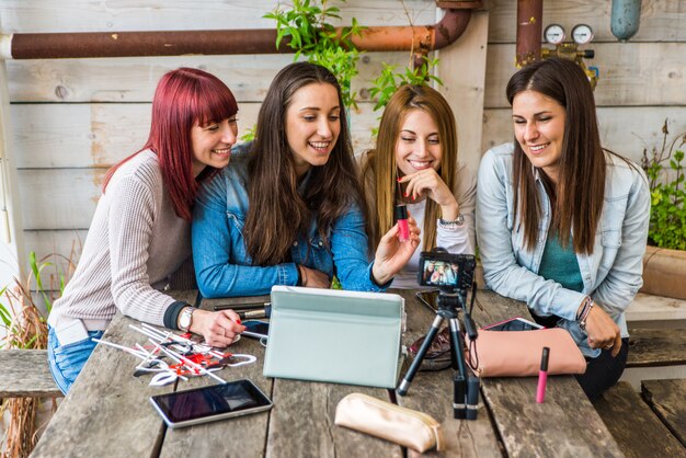 Influencers vloggen vanuit huis