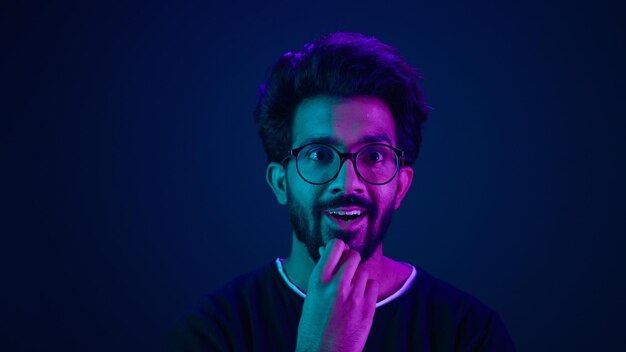 インフォグラフィック ホログラム 編集 テンプレート 紫外線 背景 アラビア人 ハイテク インターネット テクノロジー 労働者 思考 コーダー プログラマー コーディング タッチ エア スペース 仮想 画面 クリック アイコン テキスト ファイル
