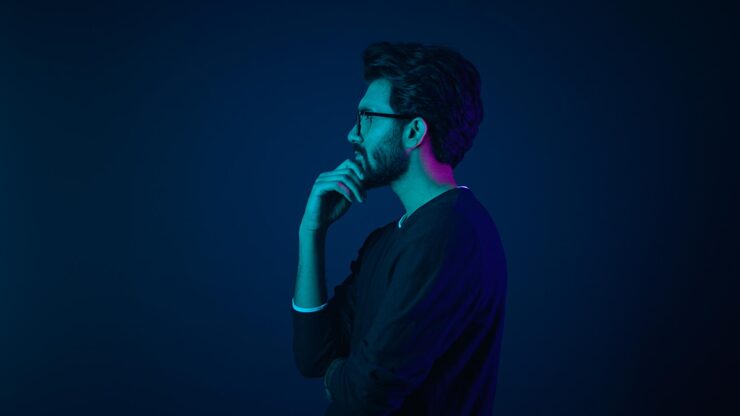 Photo infographic hologram editing template ultraviolet background arabian man hitech internet technology worker thinking coder programmer coding touch air space like virtual screen click icon text file
