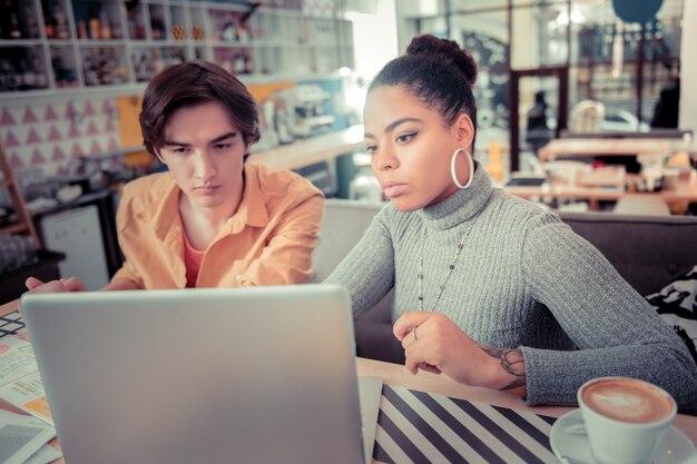 Educazione informale. due studenti universitari imparano insieme nuove abilità di programmazione