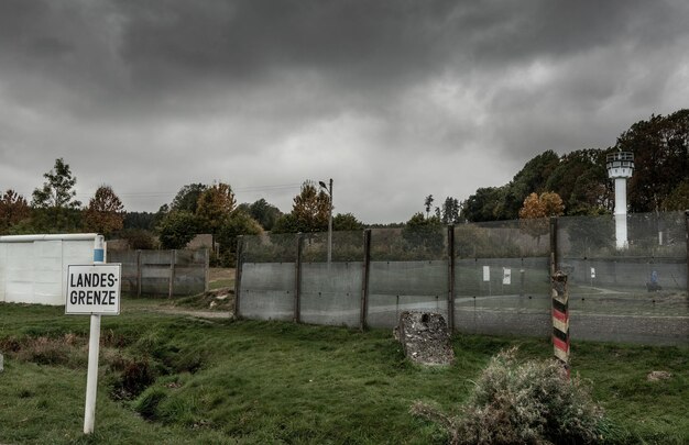 Foto informatiebord door bomen tegen de lucht