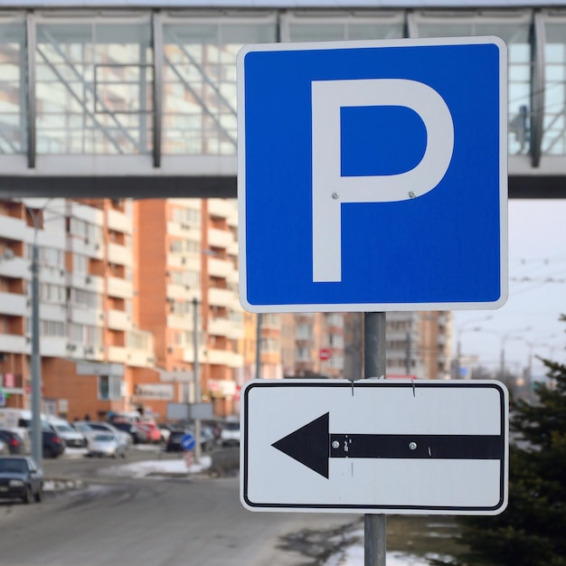 Informatiebord op de weg in de stad