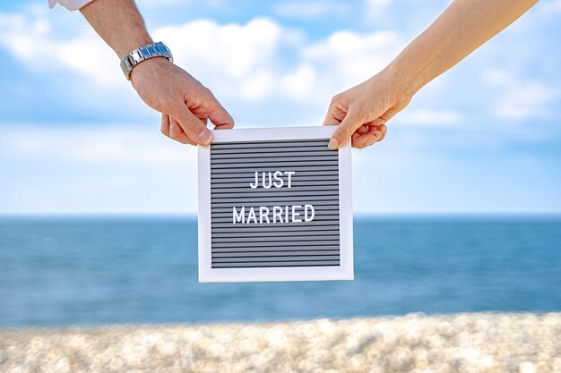 Foto informatiebord op het strand tegen de lucht