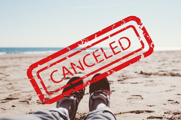 Foto informatiebord op het strand tegen een heldere lucht