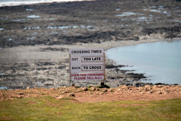 Foto informatiebord op het strand