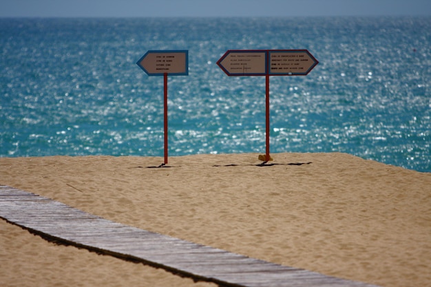 Informatiebord op het strand