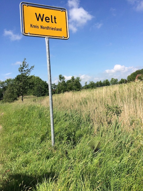 Foto informatiebord op het veld tegen de lucht.