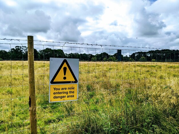 Foto informatiebord op het veld tegen de lucht