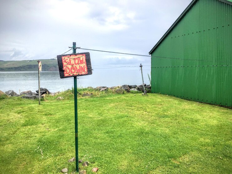 Foto informatiebord op het veld tegen de lucht