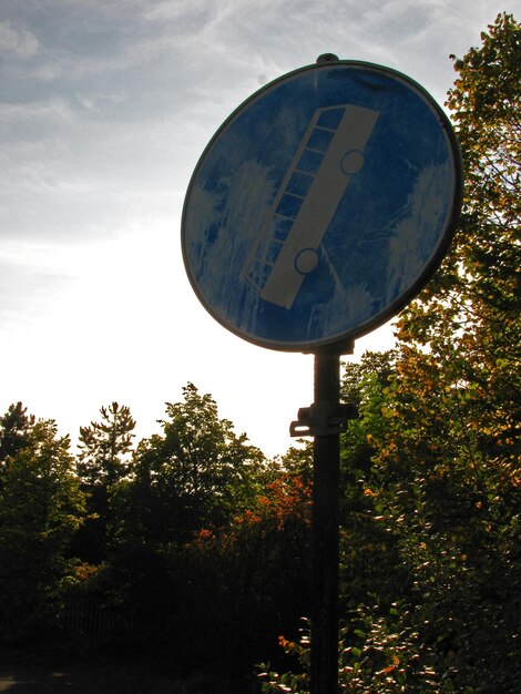 Foto informatiebord tegen de lucht