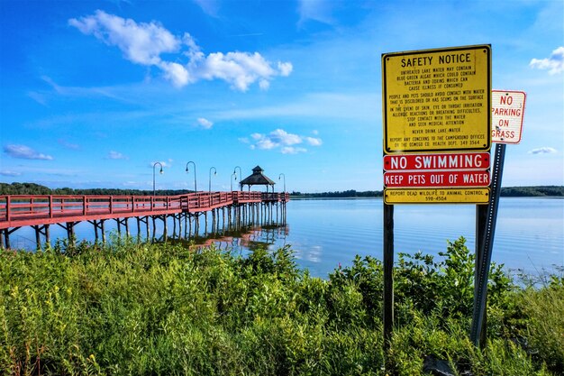 Informatiebord van het meer tegen de lucht