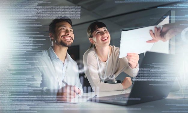 Informatietechnologie-overlay en team met documenten op laptop voor programmeren en coderen van technische ontwikkeling Netwerkontwikkelaar en man en vrouw glimlachen met papierwerkproject en gegevensrapport