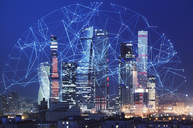 Сеть информационных и коммуникационных технологий и концепция умного города с пейзажем ночных небоскребов под светящимся цифровым куполом из освещенных линий
