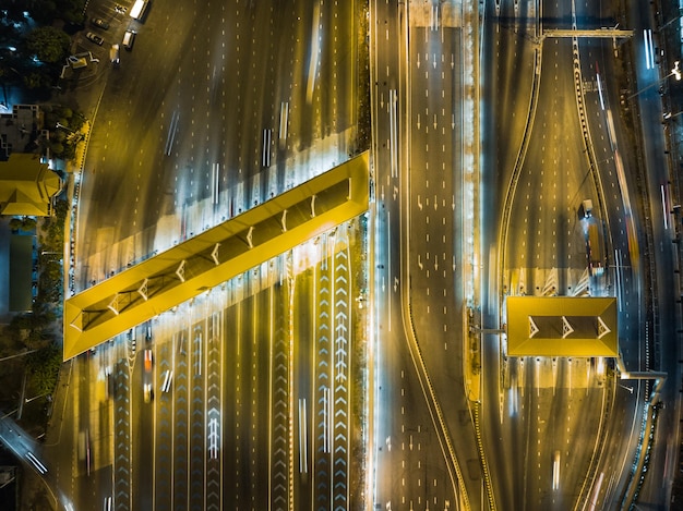 Foto segnale informativo sul ponte di notte