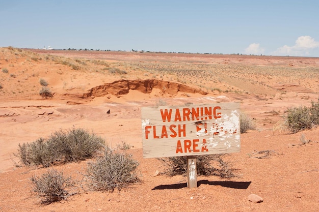 Foto un cartello informativo in un deserto