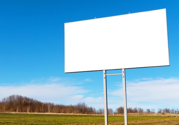 Foto segno informativo sul campo contro il cielo