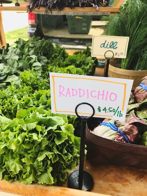 Foto segno informativo per la vendita presso la bancarella del mercato