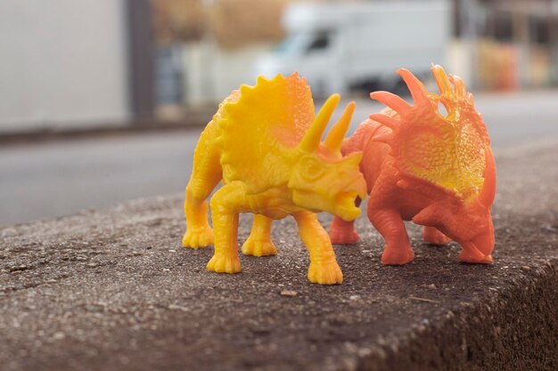 Инфракрасное изображение игрушек-динозавров на асфальтовой улице