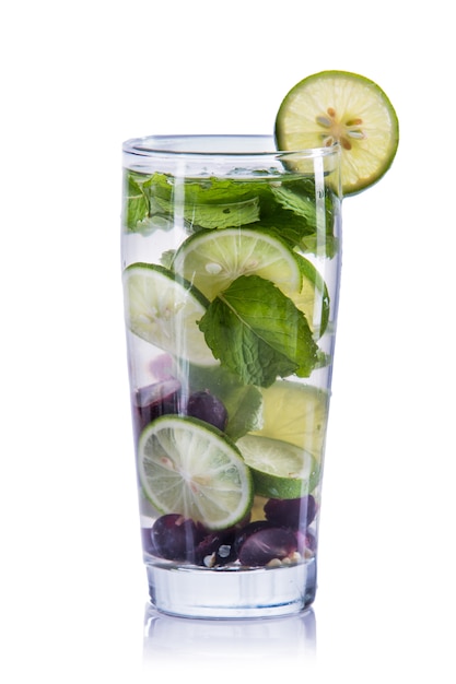 Miscela d'acqua infusa di uva, lime e menta