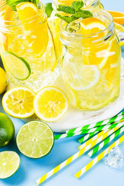 Photo infused water with fresh citrus fruits and ice.