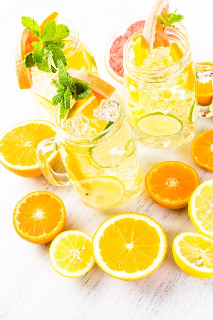 新鮮な柑橘系の果物と氷を注入した水。