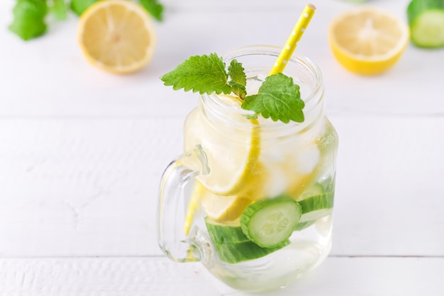 Foto acqua infusa con cetriolo limone e menta su sfondo di legno acqua disintossicante vicino sopra la limonata