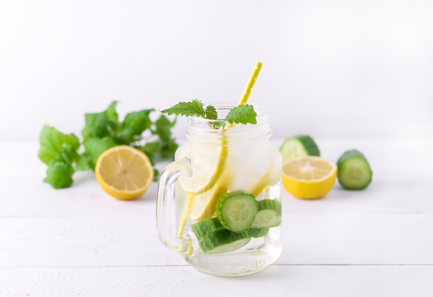 Acqua infusa con cetriolo limone e menta su fondo di legno limonata orizzontale dell'acqua disintossicante