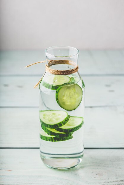 Infusie met gesneden komkommer in glazen fles