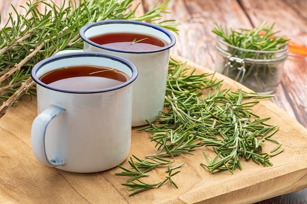 Infusie van rozemarijn (Rosmarinus officinalis). Ingrediënt van mediterrane keuken en genezende huismiddeltje. Rustiek uiterlijk.