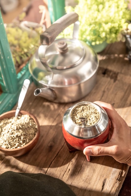 아르헨티나의 전통적인 예르바 마테 (Yerba Mate) 와 뜨거운 물