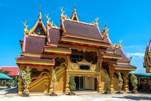 Ingang aan Gouden Boeddhistische Tempel in Thailand