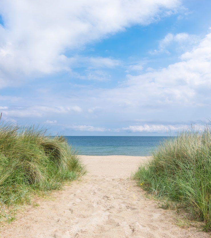 Foto ingang aan het strand in rugen-eiland, noordelijk duitsland