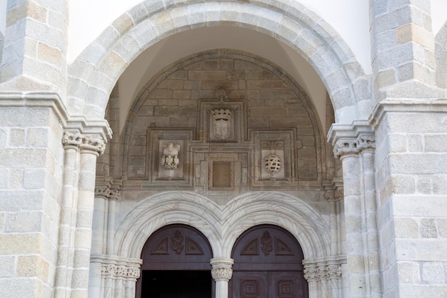 Ingang bij de Sint-Franciscuskerk in Evora, Portugal