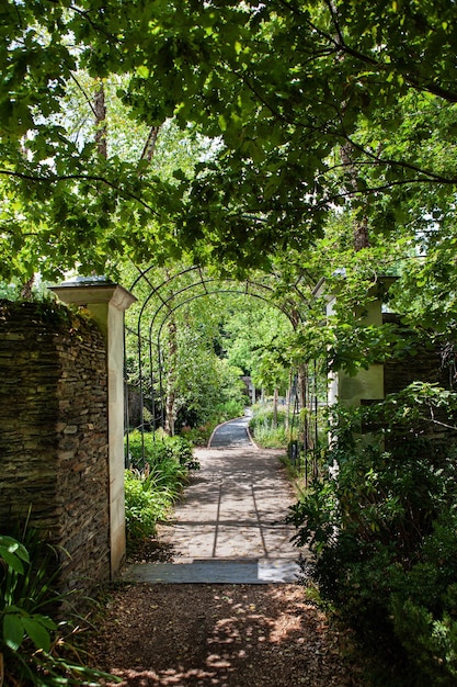 Foto ingang en trellis van een park in het westen van frankrijk