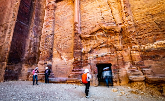 Ingang in rotshol Petra, Jordanië