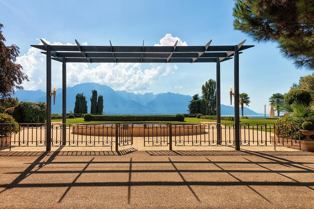 Ingang in tuin bij het Meer van Genève in Montreux, Zwitserse Rivièra. Alpen bergen op de achtergrond