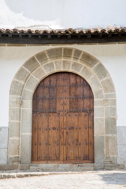 Ingang parochiekerk in Candelario Village, Salamanca, Spanje