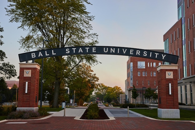 Foto ingang van ball state university boog teken dat leidt naar de campus en hoger onderwijs