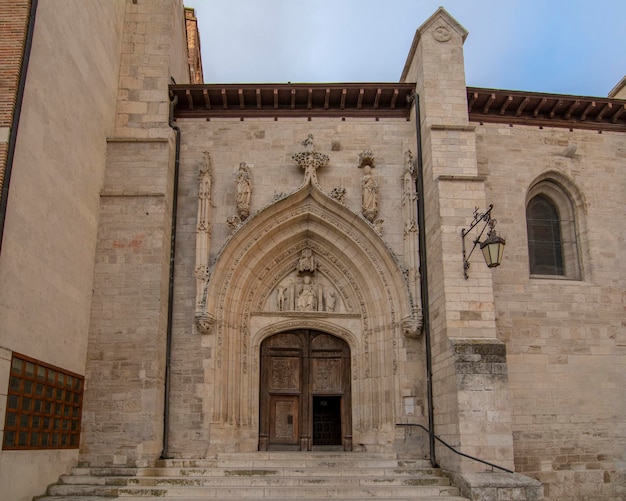 Ingang van de kerk San Nicolas de Bari in het historische centrum van de stad Burgos