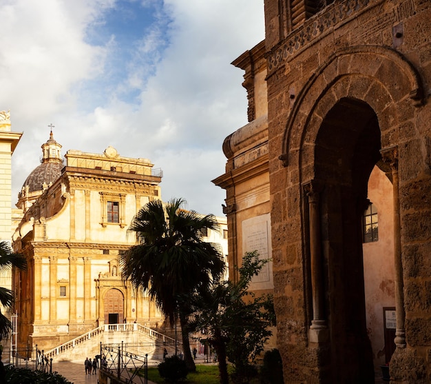 Ingang van de klokkentoren van de kerk Martorana Palermo Sicilië