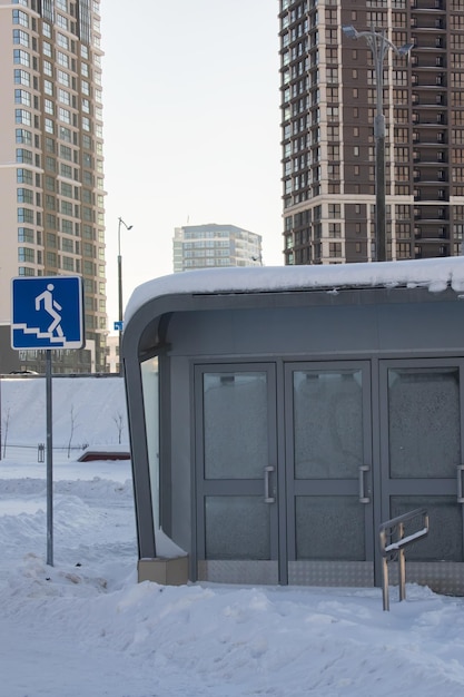 Ingang van de onderweg in de stad in de sneeuw