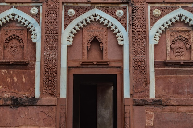 Ingang van het historische gebouw