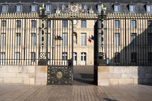 Foto ingang van het stadhuis in de stad dijon