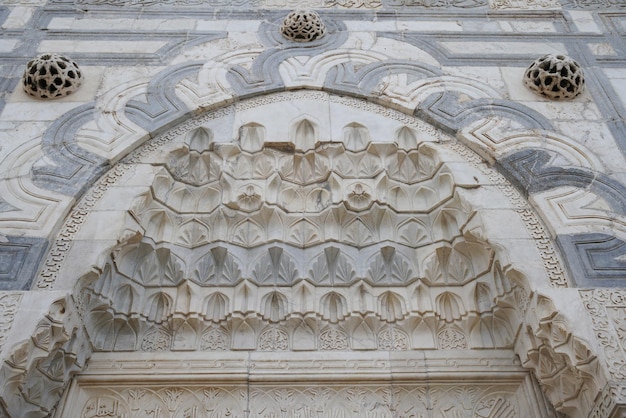 Ingang van Karatay Madrasa in Konya Turkiye