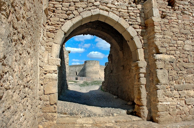 Ingang via poort naar bastion in oud Turks bolwerk Akkerman aan de monding van de Dnjestr