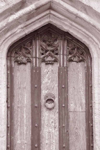 Ingangsdeur Holy Trinity Church, Stratford Upon Avon, Engeland, VK in zwart-wit sepiatint