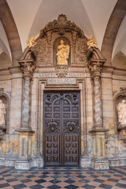 Ingangsdeur van het Heiligdom van Loyola Barokke kerk van Azpeitia in Gipuzkoa