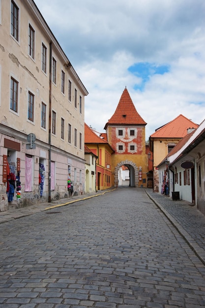 Ingangstorenpoort naar de oude stad Cesky Krumlov in Tsjechië.